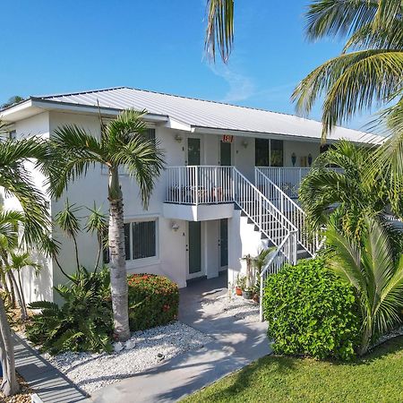 Sunshine Shores Boutique Apartments Palm Beach Shores Exterior photo