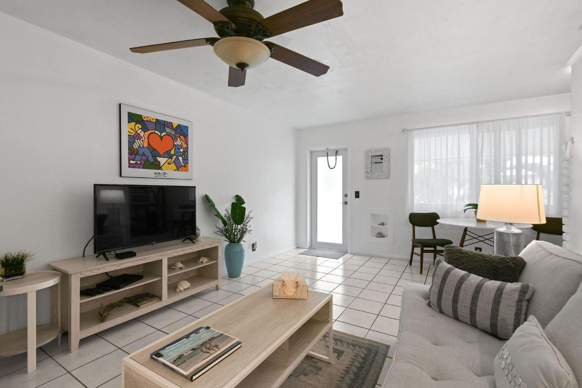 Sunshine Shores Boutique Apartments Palm Beach Shores Exterior photo
