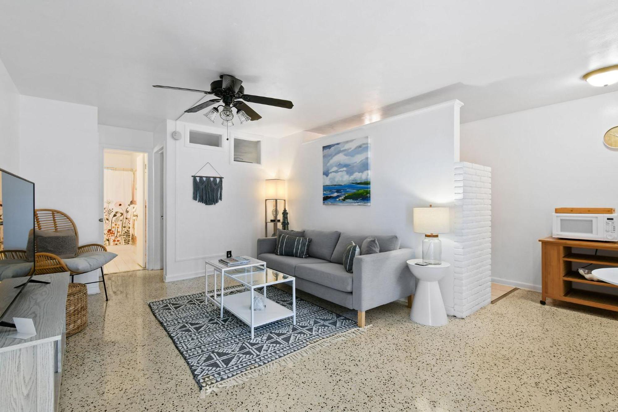 Sunshine Shores Boutique Apartments Palm Beach Shores Exterior photo