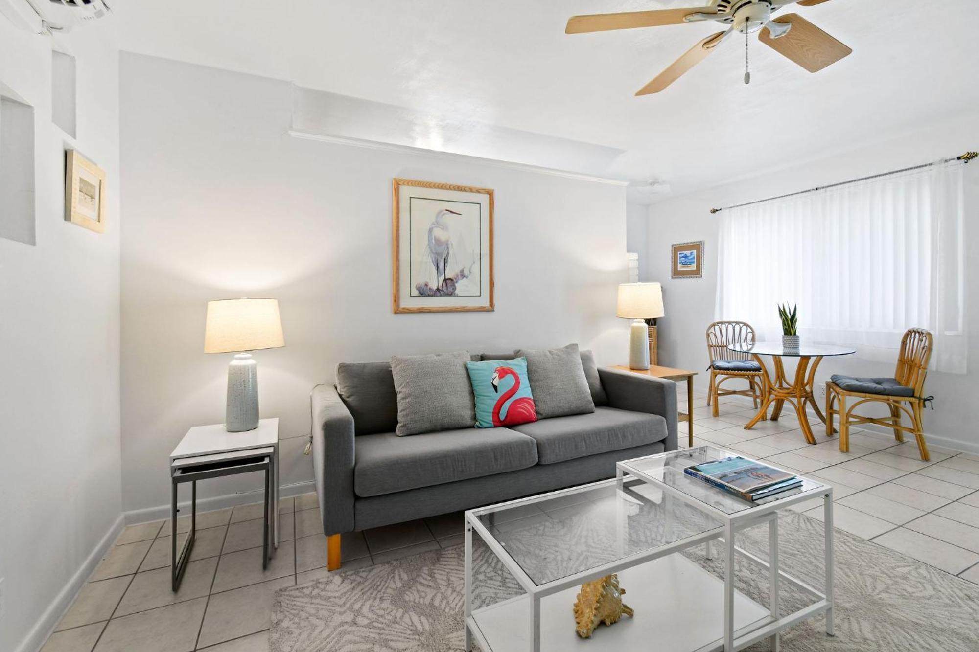 Sunshine Shores Boutique Apartments Palm Beach Shores Exterior photo