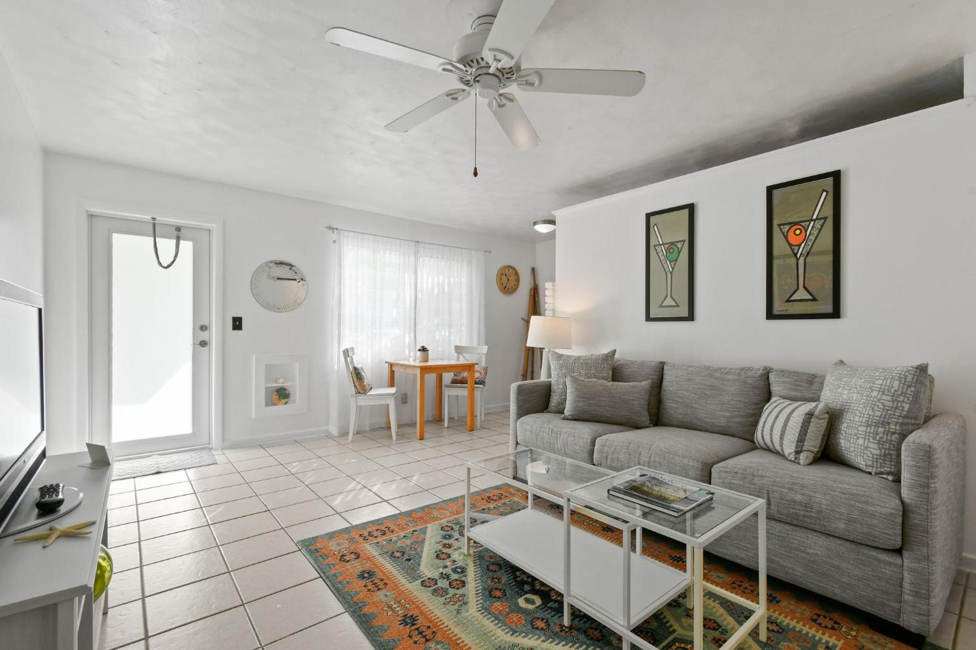 Sunshine Shores Boutique Apartments Palm Beach Shores Exterior photo
