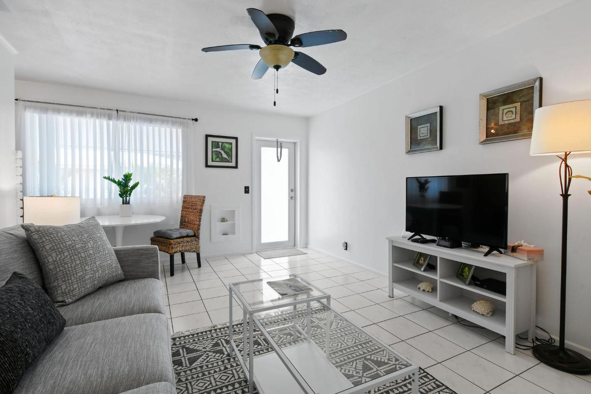 Sunshine Shores Boutique Apartments Palm Beach Shores Exterior photo