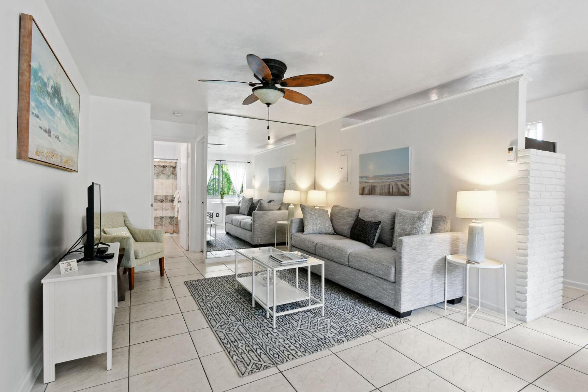 Sunshine Shores Boutique Apartments Palm Beach Shores Exterior photo