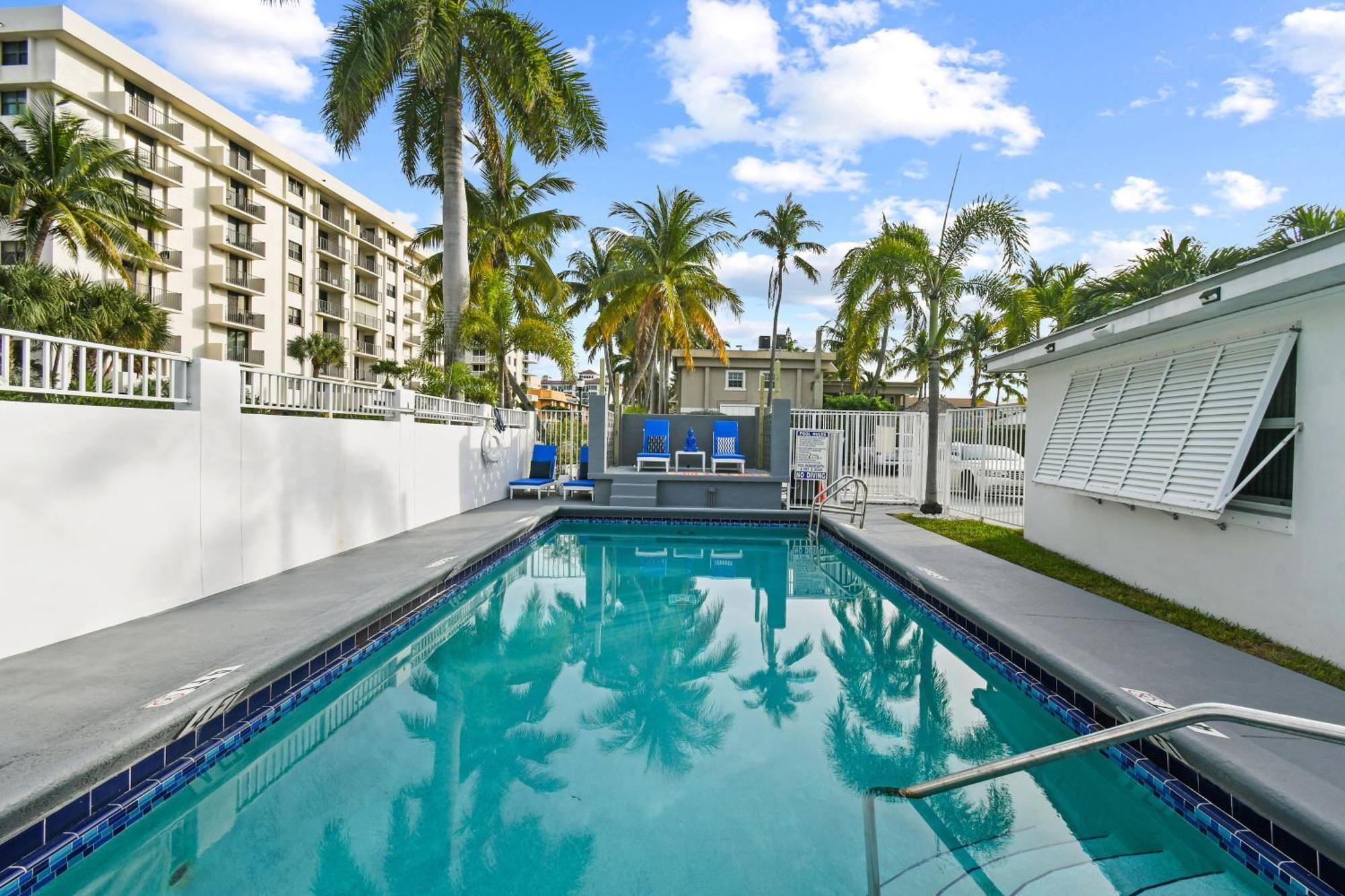 Sunshine Shores Boutique Apartments Palm Beach Shores Exterior photo