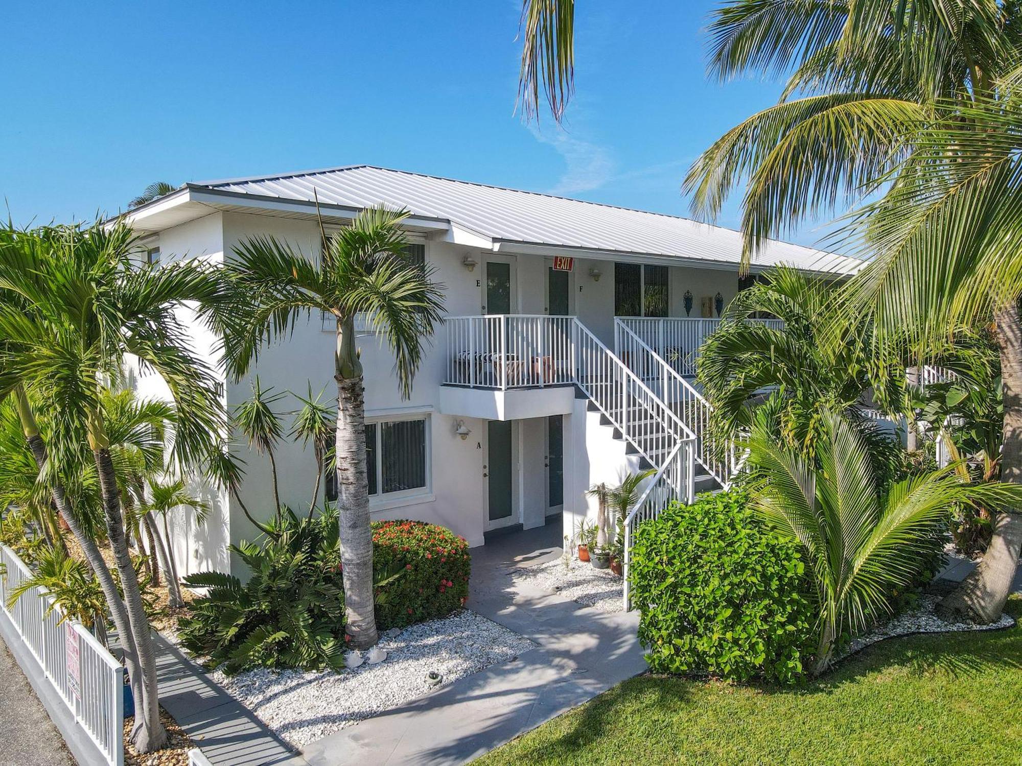 Sunshine Shores Boutique Apartments Palm Beach Shores Exterior photo